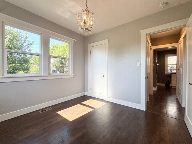Building Photo - Stunning Remodel Near 9th & 9th!