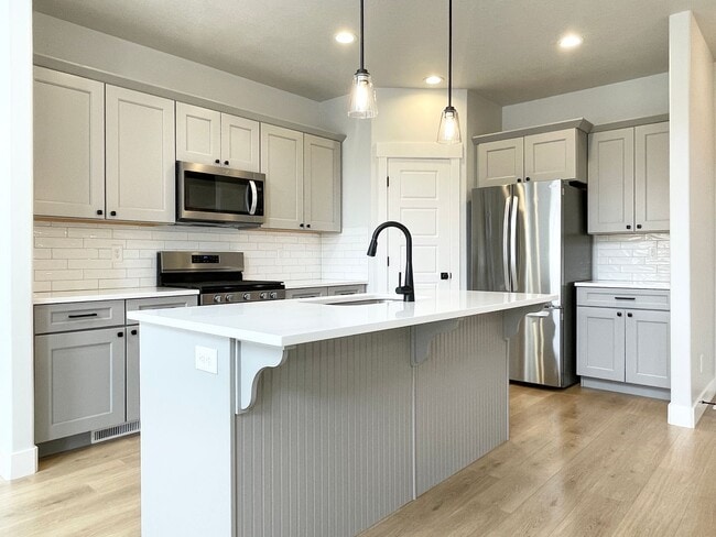 Building Photo - Awesome Corner Townhome at Mountain Ridge!