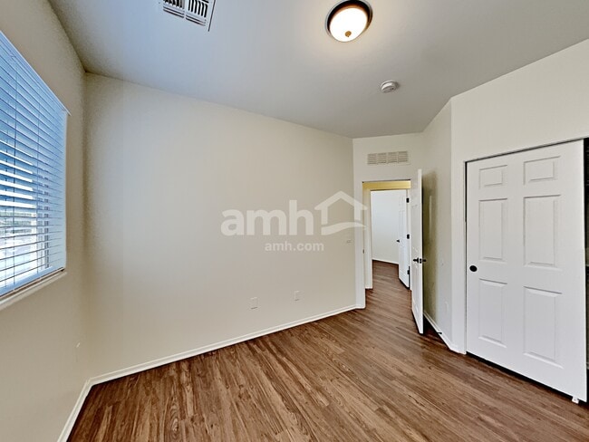 Building Photo - 576 E Calle De Ocaso