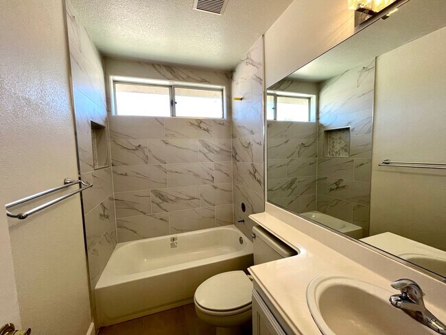 Building Photo - 3 bedroom and 2.5 bath in prime Henderson !! 89074 - Nearby School!