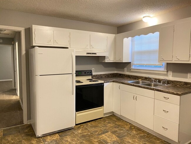 Building Photo - Great Location! Off College St! 3 Bed/1 Bath with 1000 sq. ft.