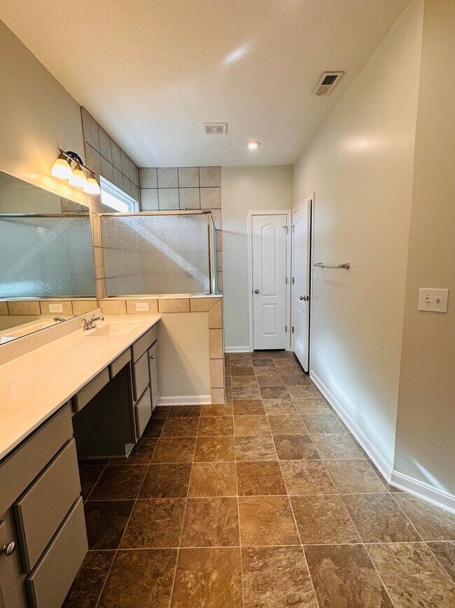 Building Photo - Contemporary Comfort Meets Convenience in Mt. Washington