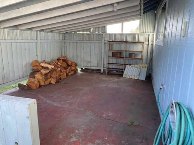 Building Photo - 2070