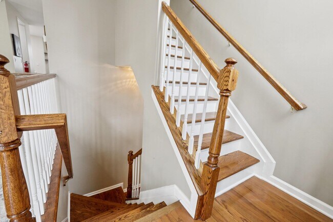 Building Photo - 273 Roslyn Ct