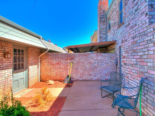 Building Photo - 3063 W Wilshire Blvd