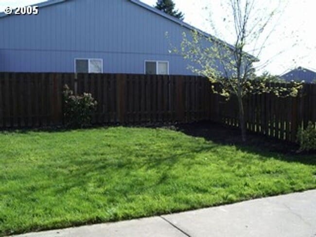 Building Photo - Spacious Tri-Level On Corner Lot