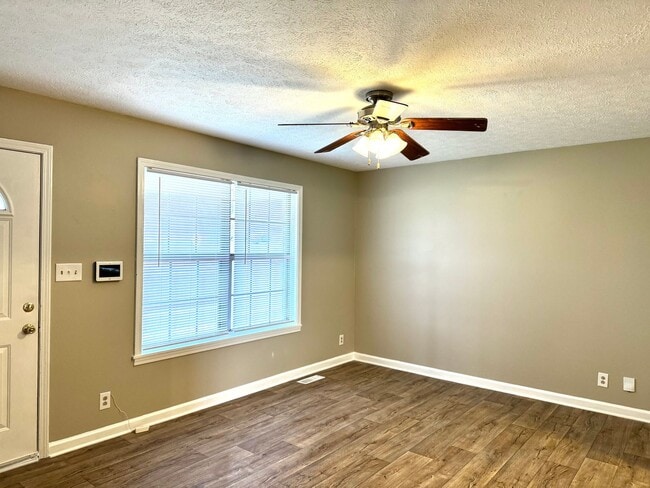 Building Photo - MOVE IN READY!