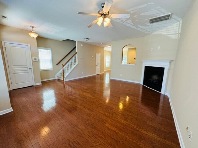 Building Photo - Gorgeous 3 Bedroom Townhome - Ready and Available