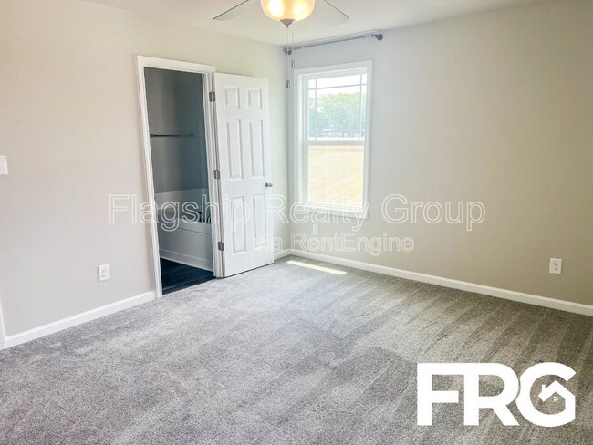 Building Photo - 102 Michael Thomas Pl
