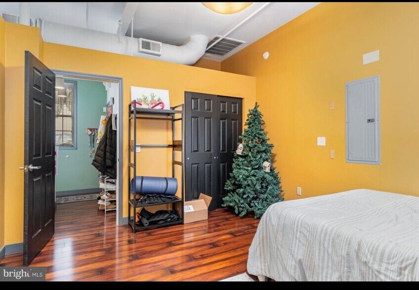 Building Photo - 18 E Sunbury St
