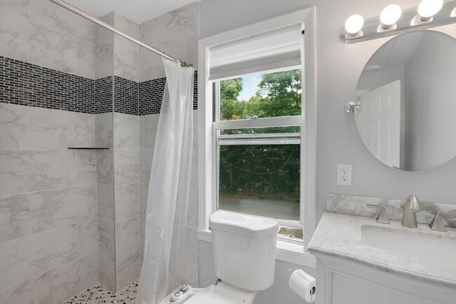 Building Photo - 37 Lindsay St