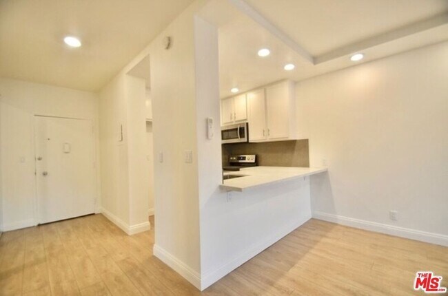 Building Photo - 999 N Doheny Dr