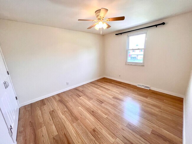 Building Photo - Absolutely Stunning Home! - 3 Bedroom 2 Fu...