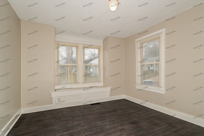 Building Photo - 2528 Leslie Ave