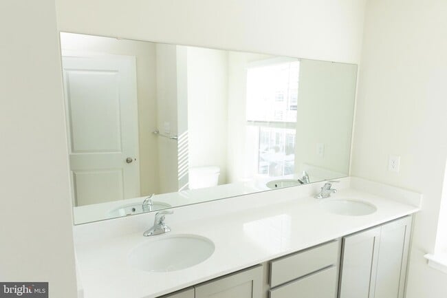 Building Photo - 10630 Meridian Hill Way