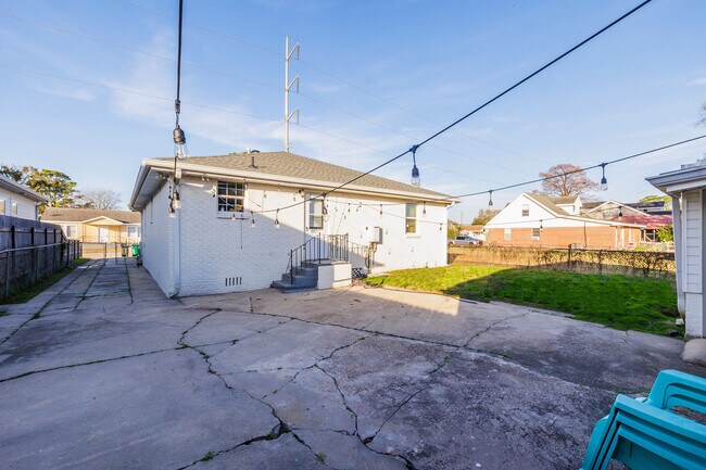 Building Photo - 3828 Derbigny St