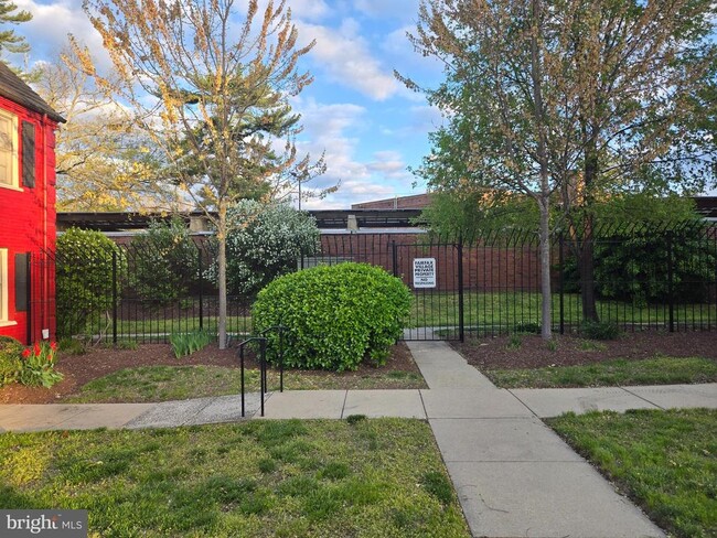 Building Photo - 2125 Suitland Terrace SE