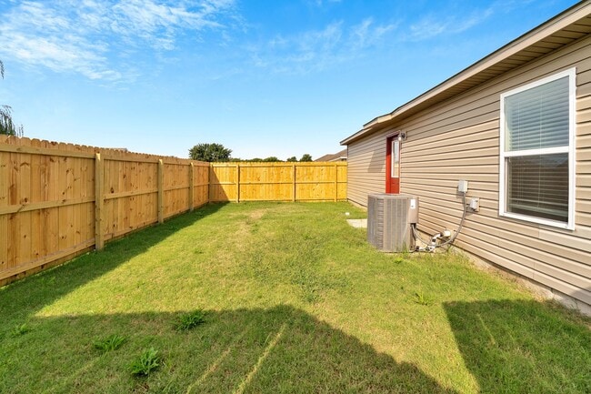 Building Photo - Like New 3-bedroom 2 bath Duplex in Lincoln!! Fenced yard!