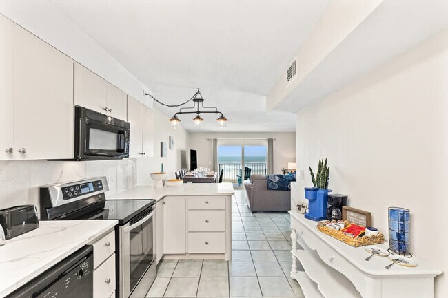 Building Photo - 8743 Thomas Dr