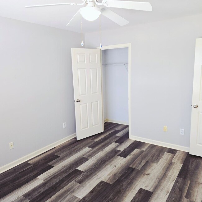 Building Photo - Spacious 3 BR / 2.5 BA in Birmingham!