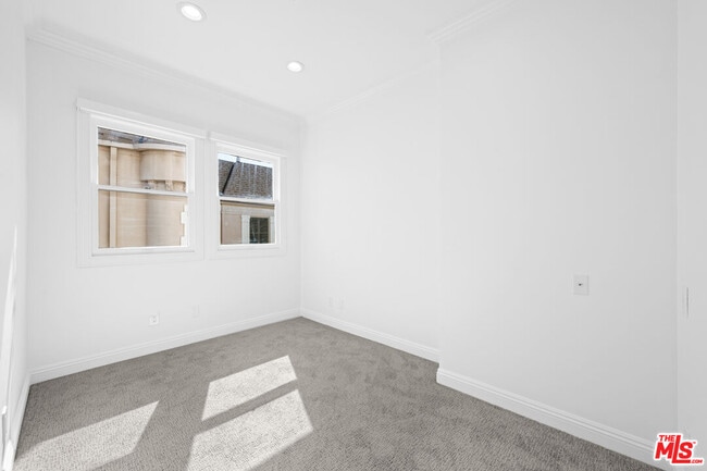 Building Photo - 500 Smithwood Dr