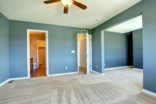 Building Photo - Rare Sapphire Pointe 2 bed townhome for le...