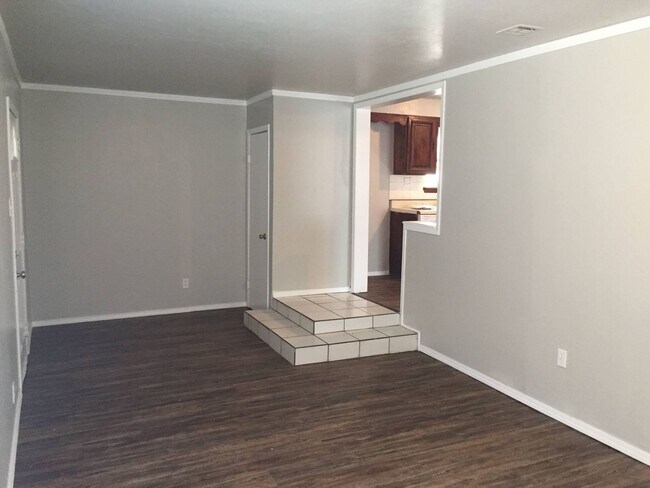 Building Photo - Adorable cottage is right in the heart of OKC!