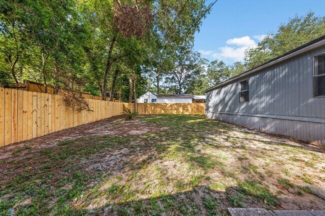 Building Photo - 700 Persimmon St