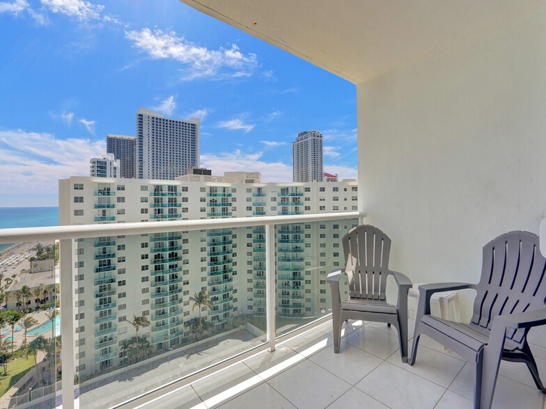 Building Photo - 3725 S Ocean Dr