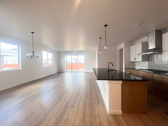 Building Photo - Brand New 5bd/4ba Located in the desirable Raindance neighborhood
