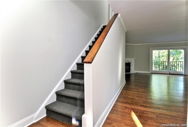 Building Photo - 5 Glen St