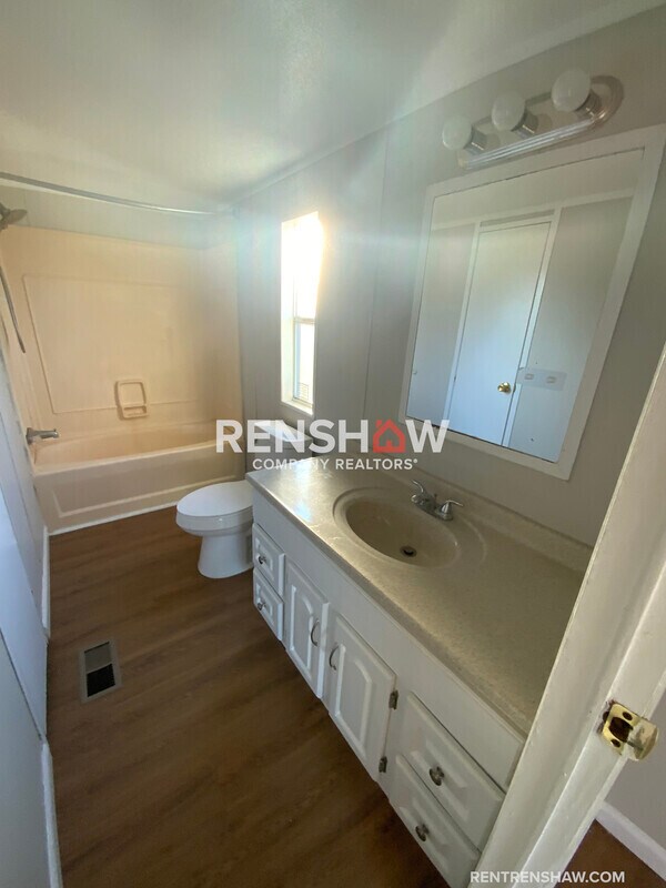 Building Photo - 122 N West St