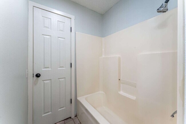 Building Photo - "Charming 2-Bed, 2-Bath Duplex with Granite Touches on Samantha Street!"