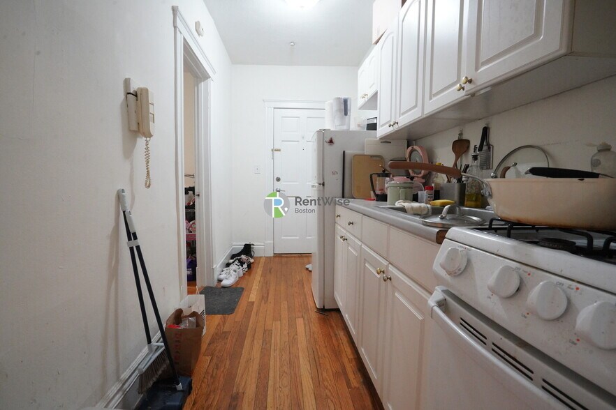 Building Photo - 6 Camelot Ct
