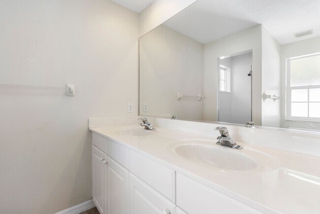 Building Photo - Charming Renovated 4BR/3BA Single Family Home