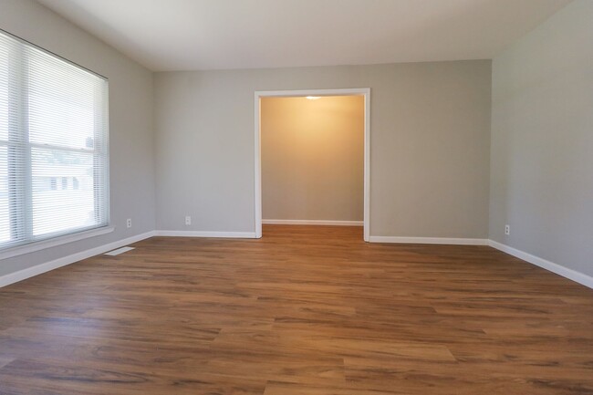 Building Photo - 4 Bedroom Home Available For Immediate Mov...