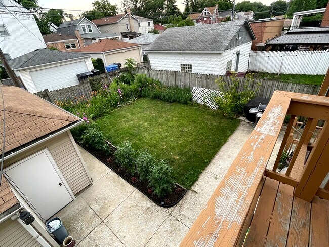 Building Photo - 4044 N Kilbourn Ave