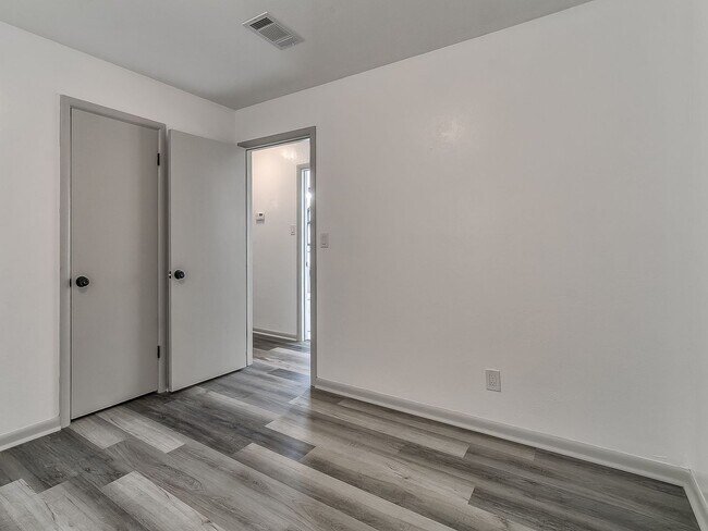 Building Photo - Newly Remodeled 3 Bedroom Home