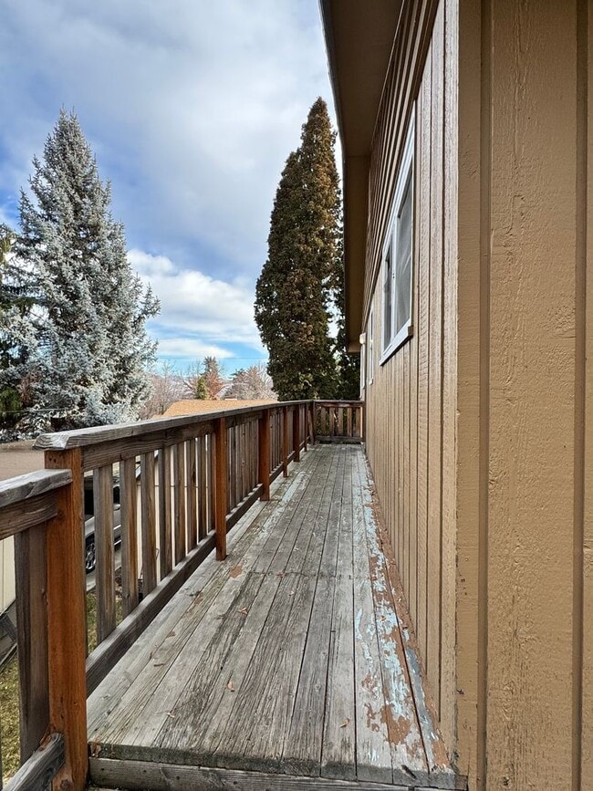 Building Photo - Near Franklin Park 2 br 1ba, stacked washer/dryer included.