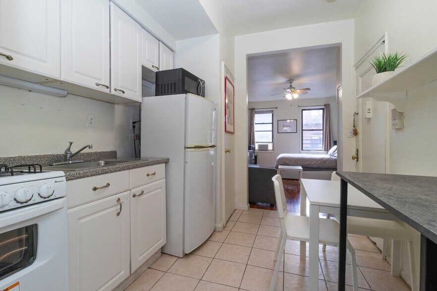 Building Photo - 337 E 81st St