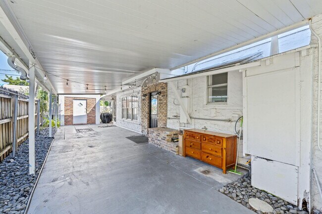 Building Photo - 715 Kaye St