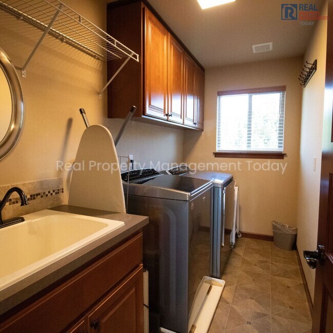 Building Photo - 4 Bedroom House in Puyallup! (Virtual Tour Available)