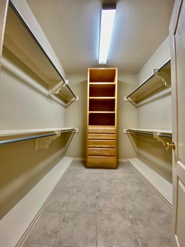 Building Photo - 9811 Sterling Loop