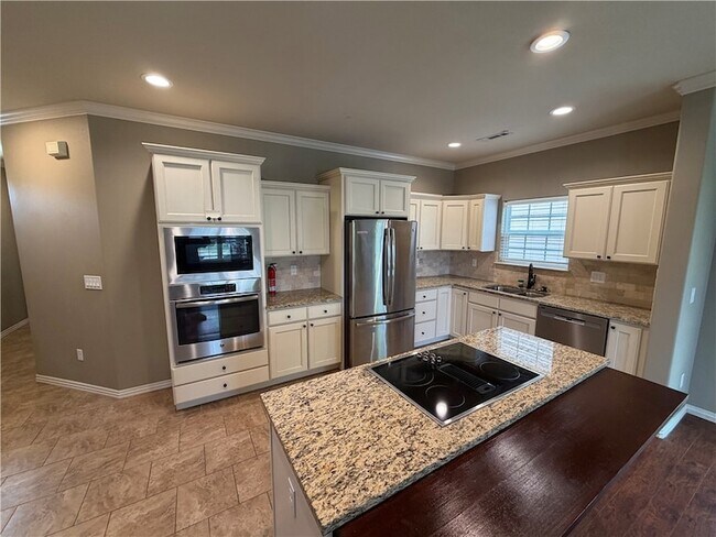 Building Photo - 537 N Keats Dr