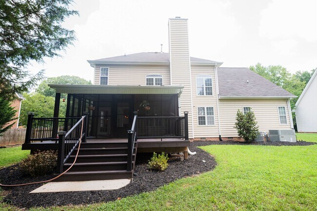 Building Photo - Spacious beautiful 5 bedroom 2.5 bath home...