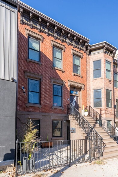 Building Photo - 782 Grand St