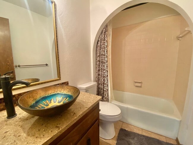 Building Photo - Pre leasing now for 4/01 move in.