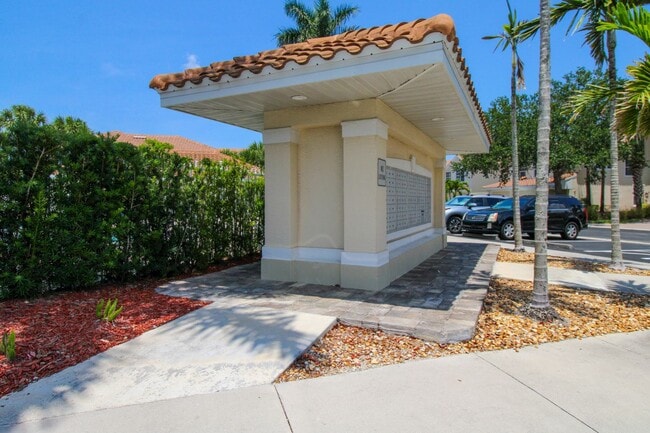 Building Photo - ** SPACIOUS 3 BED/2 BATH COACH HOME WITH T...