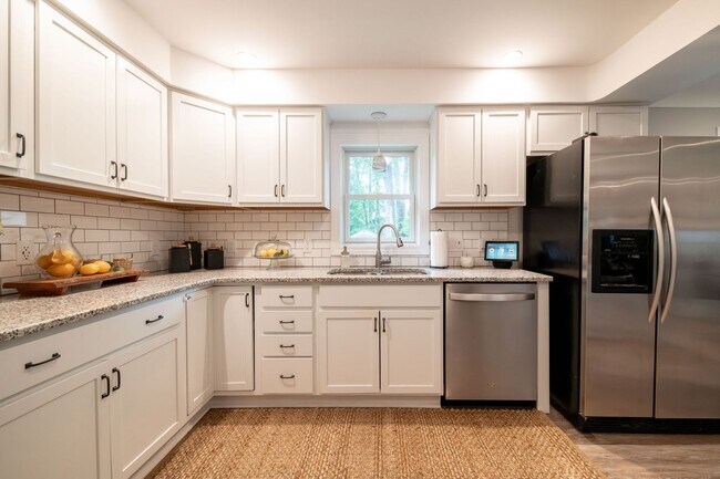Building Photo - Fantastic and updated 4 bedroom home in Au...