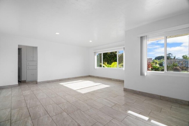 Building Photo - 608 N Rios Ave